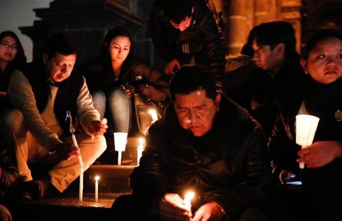 Un grupo de personas sostiene velas durante una vigilia en homenaje a los periodistas del diario El Comercio, secuestrados y asesinados en Ecuador. Foto: Confidencial | EFE