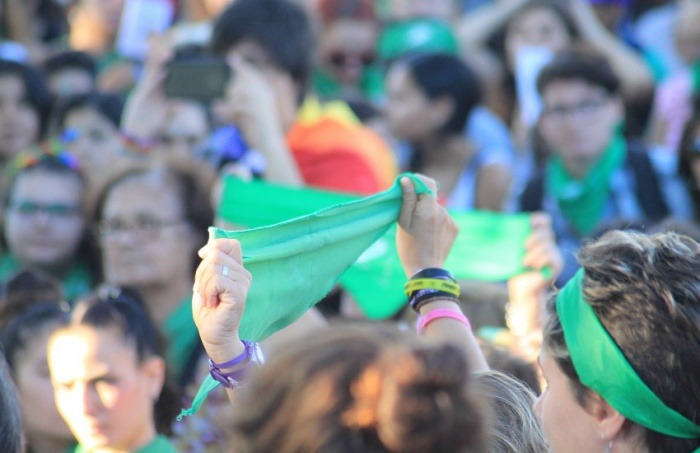 Pañuelazo por el derecho al aborto legal, seguro y gratuito - Santa Fe, Argentina. Por Martinbayo en Wikimedia Commons. 