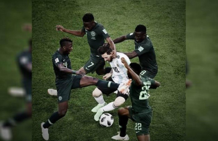 ¿Es real esta foto de 4 nigerianos marcando a Messi?... ¡Responde nuestro quiz de noticias! 