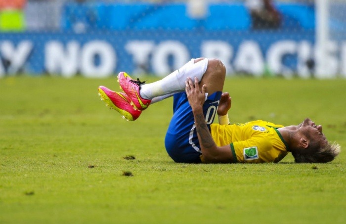 Neymar se queja tras recibir una falta al enfrentar a México en Rusia 2018. Fotografía: copa2014.gov.br en Wikimedia Commons