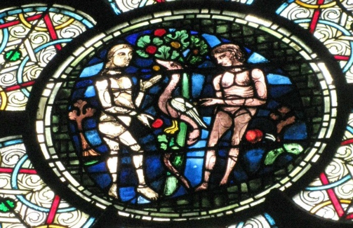 Vitral que ilustra la tentación de Adán y Eva en la Catedral de Notre Dame | Fotografía: hollylmonahan en Pixabay | Usada bajo licencia Creative Commons.