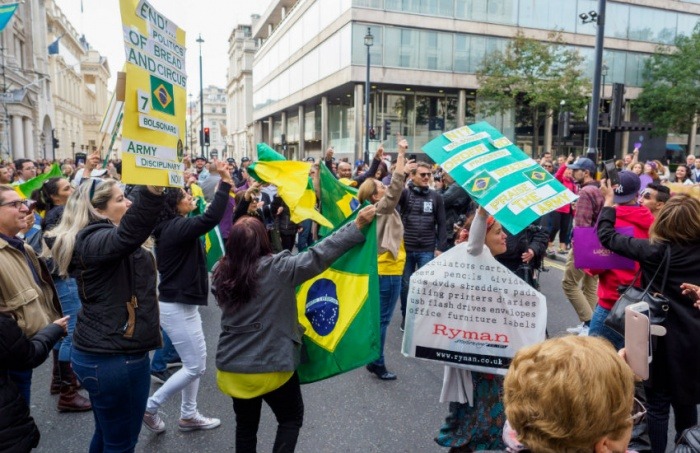 Manifestación de brasileños en Londres previa a la primera vuelta | Fotografía: R4vi en Flickr | Usada bajo licencia Creative Commons