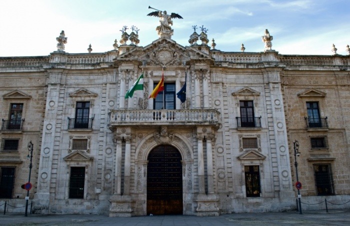 Fotografía: Puerta del Rectorado en la Universidad de Sevilla. Anual en Wikimedia Commons | Usada bajo licencia Creative Commons