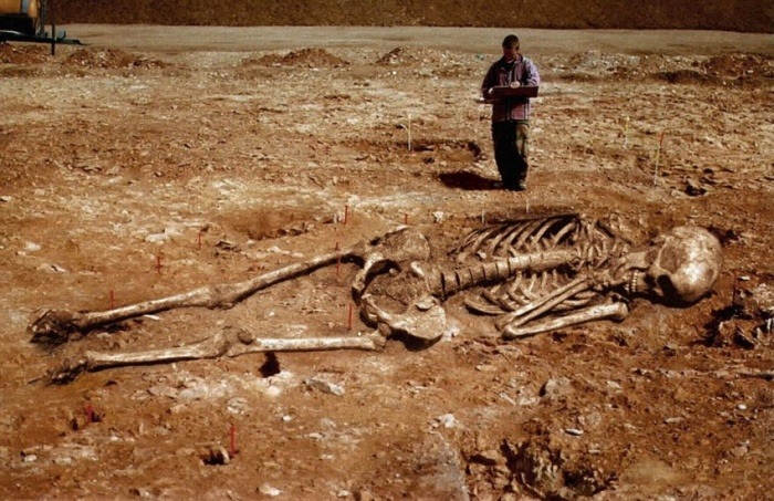 ¿Es real la imagen de este esqueleto humano gigante hallado en Irán?... ¡Responde nuestro quiz de noticias!