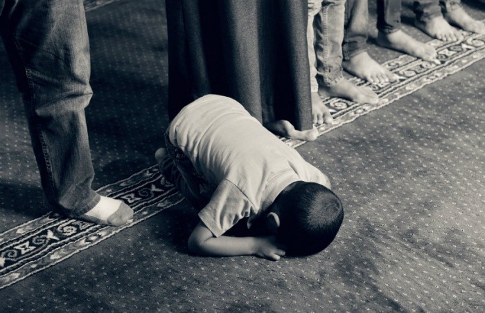 Niño musulmán orando. Fotografía: Chidioc en Pixabay | Usada bajo licencia Creative Commons.