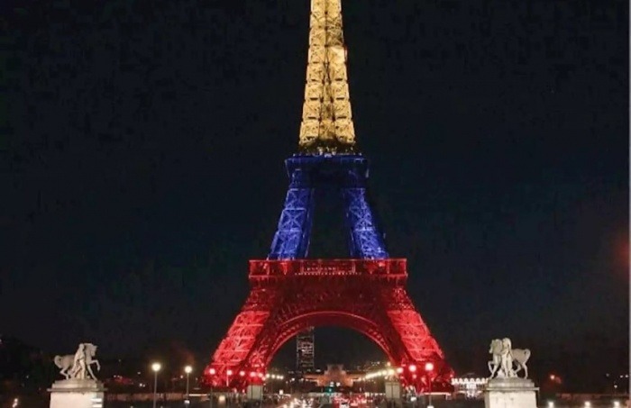 La Torre Eiffel jamás ha estado iluminada con los colores de la bandera de Colombia.