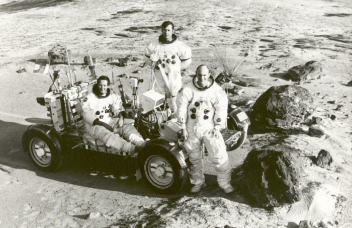 ¿Esta fotografía de astronautas en la luna sin casco demuestra que las misiones Apolo fueron un fraude?... ¡Responde nuestro quiz de noticias!