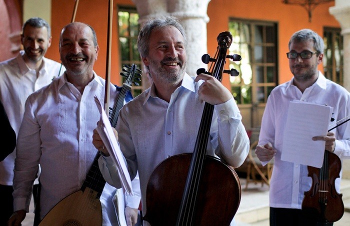 Mario Brunello, Chelista italiano, y sus músicos antes del concierto en el Hotel Santa Clara . Festival Internacional de Música Clásica. Archivo FNPI