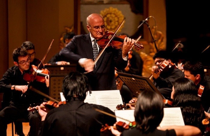 El violinista Salvatore Accardo, durante su concierto con la Orquesta Filarmónica en el Teatro Adolfo Mejía. Joaquín Sarmiento/ Archivo FNPI