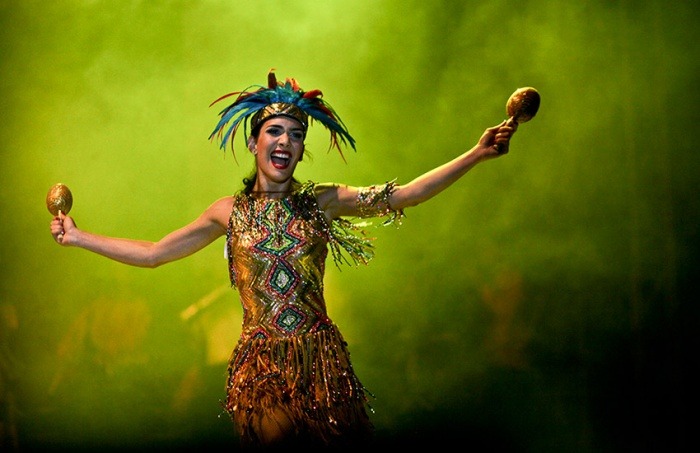 Daniela Cepeda Tarud, Reina del Carnaval, bailando en la lectura del Bando. Joaquín Sarmiento/Archivo FNPI