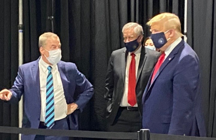 Donald Trump durante una visita a la fábrica de Ford el 21 de mayo de 2020. Fotografía: @williamlegate en Twitter. 
