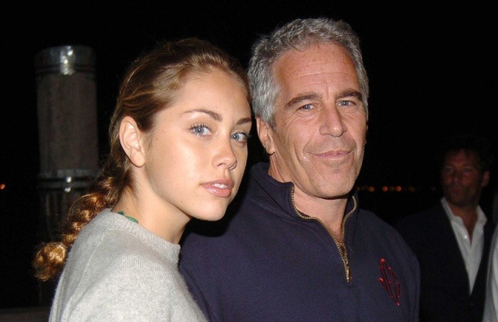 ¿Es realmente la cantante Miley Cyrus quien aparece en esta fotografía acompañando a Jeffrey Epstein?... ¡Responde nuestro quiz de noticias!