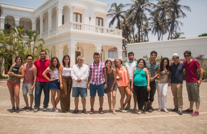 Miguel A. Bastenier (1940-2017), de blanco, en el centro, con los alumnos del taller del año 2015.