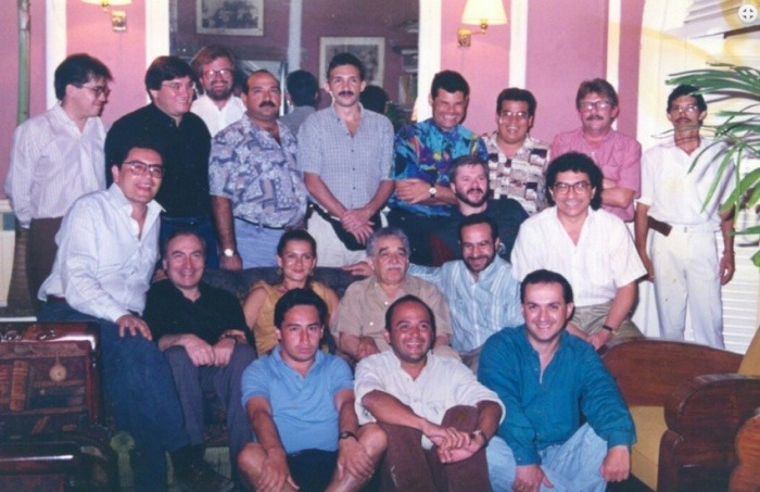 Tomás Eloy Martínez, junto a Gabo y los participantes del primer taller que dictó en la FNPI. 