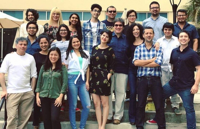 Leila Guerriero, junto a los alumnos del último taller que dictó para la Fundación Gabo, en 2017. 