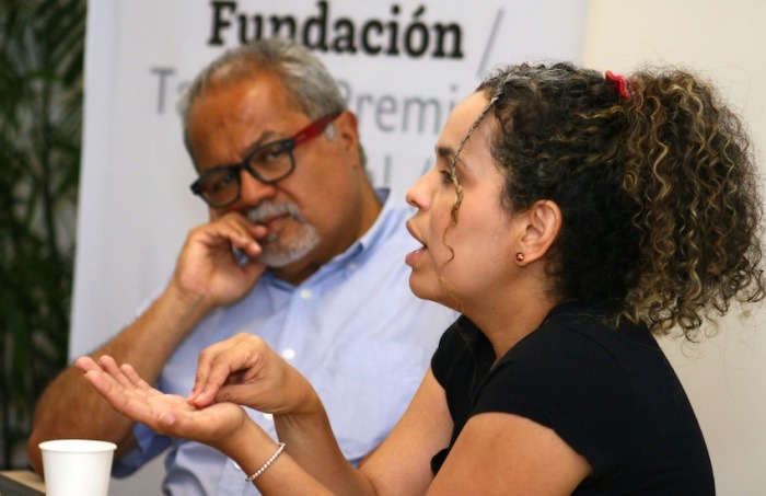 Tulio Hernández y Ginna Morelo durante un taller en 2019. Foto Archivo Fundación Gabo.