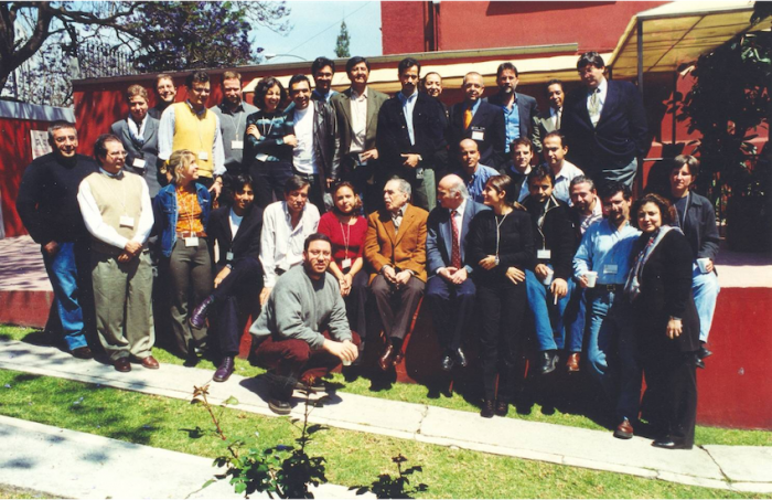 Kapuściński y Gabo, junto a los estudiantes del taller en Ciudad de México, en 2001.