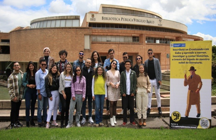 Los participantes del taller ‘Taller de comunicación y ciudadanía digital para jóvenes’, capítulo Bogotá, junto a los talleristas Ginna Morelo y Jorge Daniel Morelo.