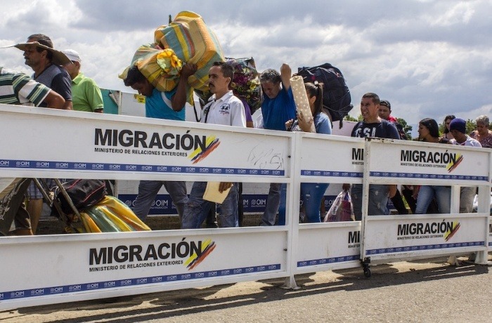 Migrantes venezolanos en la frontera con Colombia. Foto: Rafael Urdaneta Rojas / Usada bajo licencia Creative Commons.