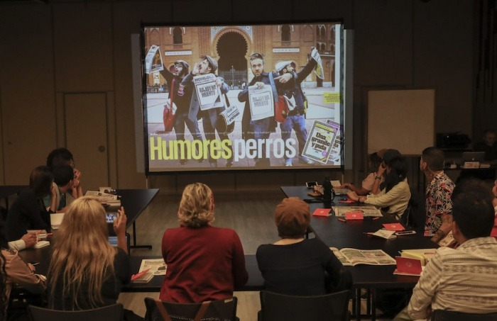 Fernando 'Rapa' Carballo (en la pantalla, segundo de derecha a izquierda) dirigió el taller en Medellín. Foto: Archivo Fundación Gabo.