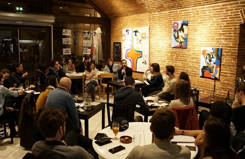 El Colectivo Antídotos durante una reunión-debate organizado con los lectores después de la publicación de la encuesta sobre gestión de residuos en Toulouse. Foto: Fanny Moulin.