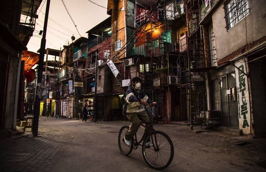 Hombre en bicicleta en la Villa 31, uno de los barrios de emergencia más grandes y el más céntrico de la ciudad. Buenos Aires, Argentina. Foto: Sebastian Gil Miranda. 