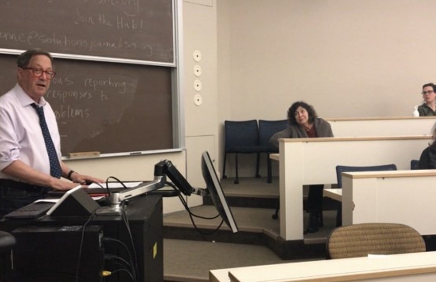 El periodista David Kirp durante una de sus clases en la UC Berkeley. Foto: Cat Cheney