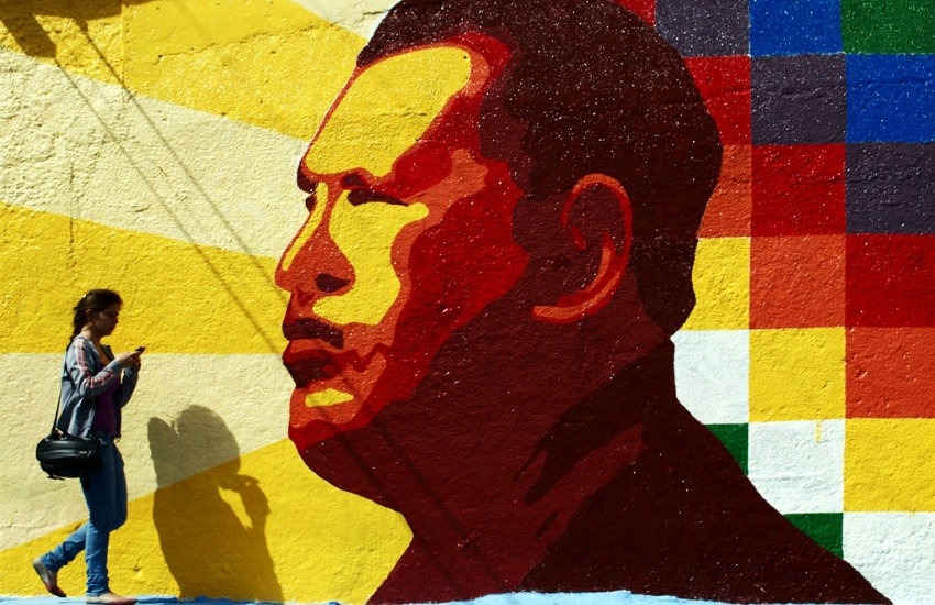 Mural conmemorativo a Hugo Chávez en Mérida, Venezuela | Fotografía: David Hernández en Pixabay. Usada bajo licencia Creative Commons.