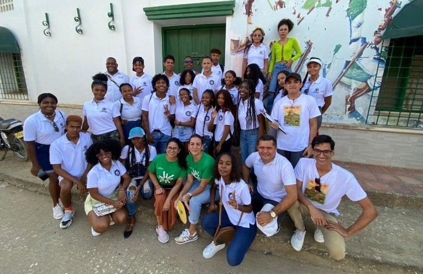 Los jóvenes de los colectivos Gecorubana y Cocosabara durante su visita a los Montes de María. 