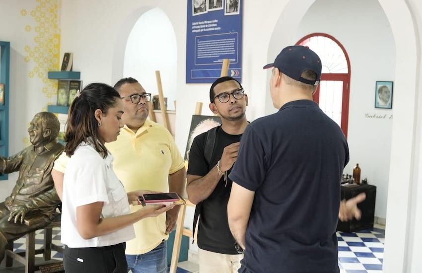 Participantes del taller recogiendo voces para un pódcast. Foto: Erick Galet / Fundación Gabo.