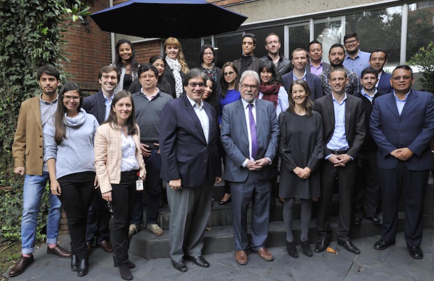 Michel Reid y Jaime Abello Banfi junto a los participantes y coordinadores del taller. Foto: Guillermo Legaria.