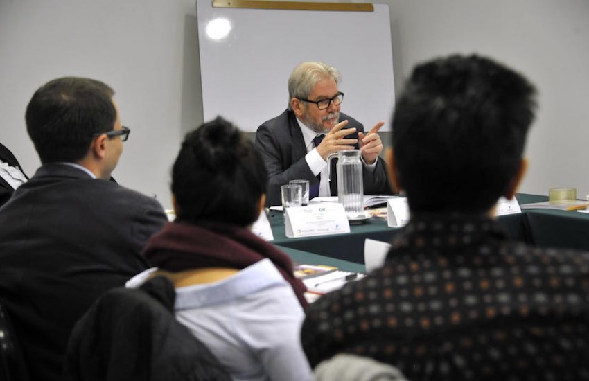 Michael Reid dirige el Taller Periodismo de Análisis de América Latina que se realiza en Bogotá. Foto: Guillermo Legaria.