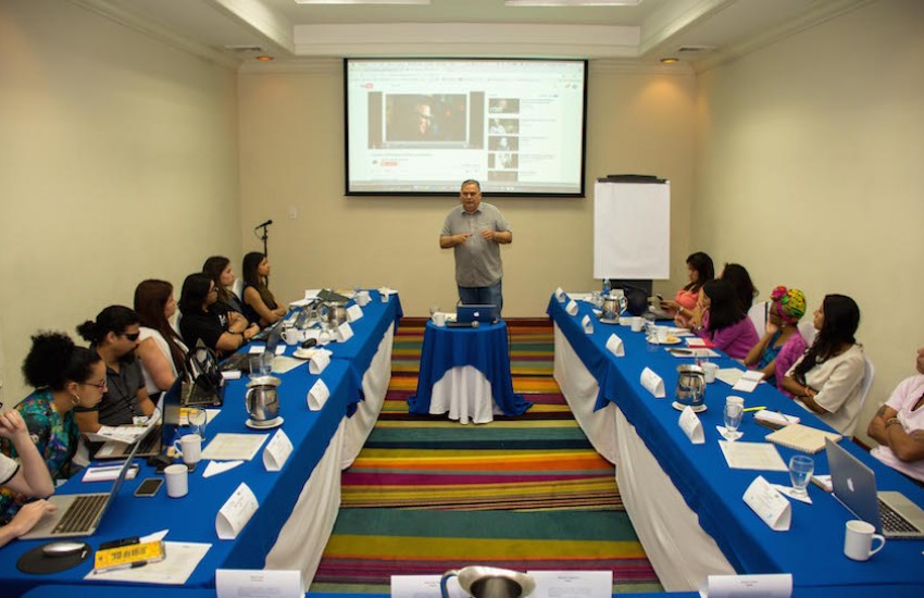 13 periodistas participaron en el Taller reportaje sonoro y temas urbanos. Foto: Roberto Osorio/FNPI.