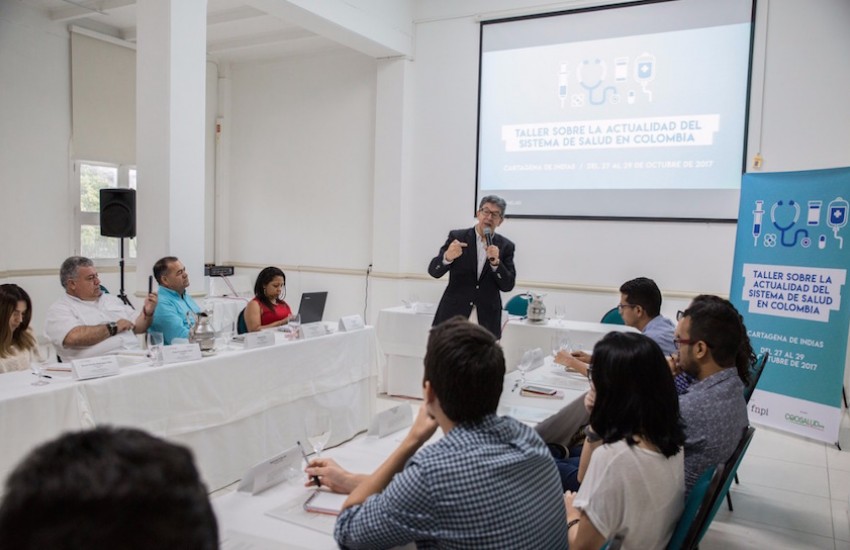 Carlos Francisco Fernández dirige el Taller sobre la actualidad del sistema de salud en Colombia. Foto: Rafael Bossio.