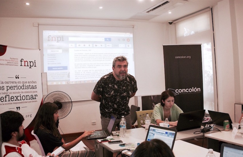 Cristian Alarcón, director de la Revista Anfibia, condujo el taller de crónica Contar la ciudad. / Foto: José Yue.