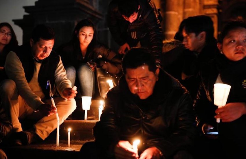 Un grupo de personas sostiene velas durante una vigilia en homenaje a los periodistas del diario El Comercio, secuestrados y asesinados en Ecuador. Foto: Confidencial | EFE