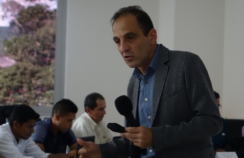 Marcelo Franco en el taller ‘La industria petrolera como asunto periodístico’. Mocoa, Putumayo. 29 de septiembre de 2018.  Foto: Laura Gracia / CdR.