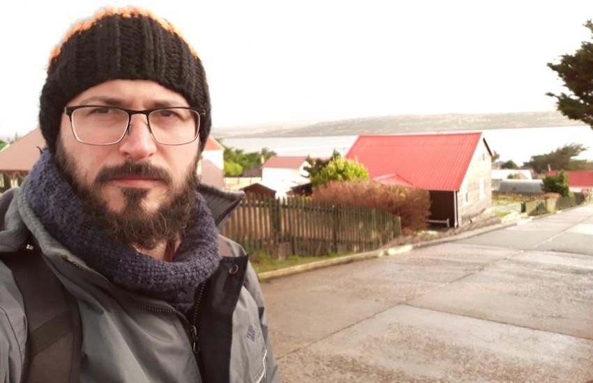 Ernesto Picco durante su primer viaje a las Malvinas. Foto: Cortesía.