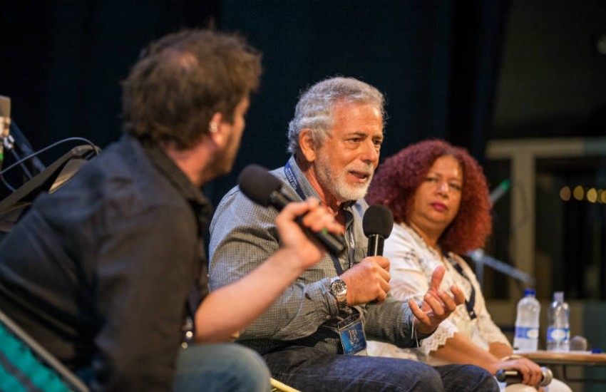 Gustavo Gorriti (Perú), Jacobo García (España) y Luz Mely Reyes (Venezuela) en el Hay Festival 2019. Foto: Casa Productora / FNPI.