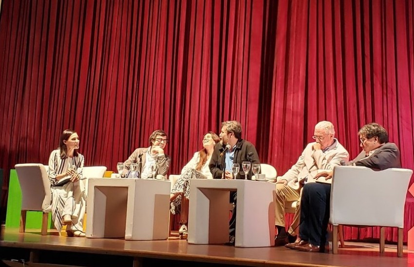 Florencia Pérez Gaudio (Argentina), Borja Bergareche (España), Laura Zommer (Argentina), Armando Casas (México), J.J. Armas Marcelo (España) y Jaime Abello Banfi (Colombia). Foto: Cortesía ADEPA.