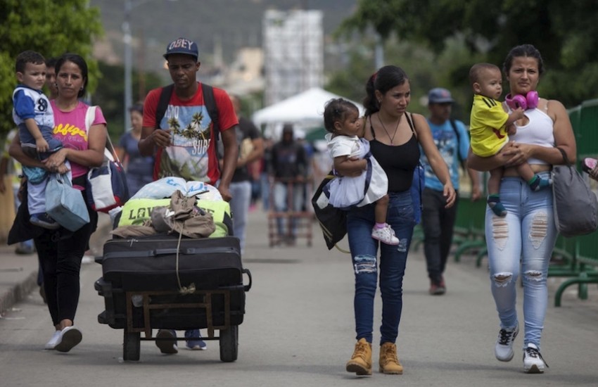 Venezolanos cruzan el Puente Internacional Simón Bolívar hacia la ciudad de Cúcuta, Colombia. Foto: Fabio Cuttica / ACNUR.