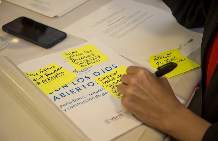 Taller 'La paz con los ojos abiertos' en Bogotá. Foto: Diana Sánchez / Fundación Gabo.