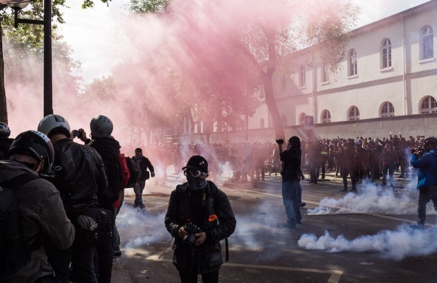 Evita interponerte entre los miembros de la fuerza pública y los manifestantes. Foto: unplash.com.