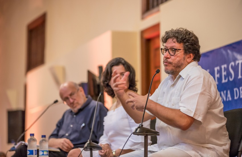 Santiago Gamboa (derecha) con Sabrina Duque y Daniel Samper Pizano en el Hay Festival Cartagena 2019. Foto: Archivo Fundación Gabo.