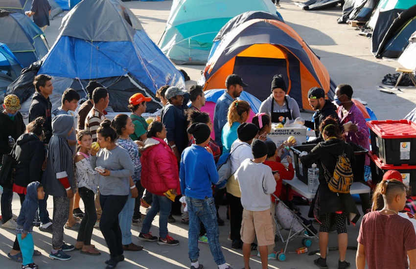 Solicitantes de asilo hacen cola en el refugio del El Barretal en la ciudad fronteriza mexicana de Tijuana. Foto: ACNUR/Daniel Dreifuss.