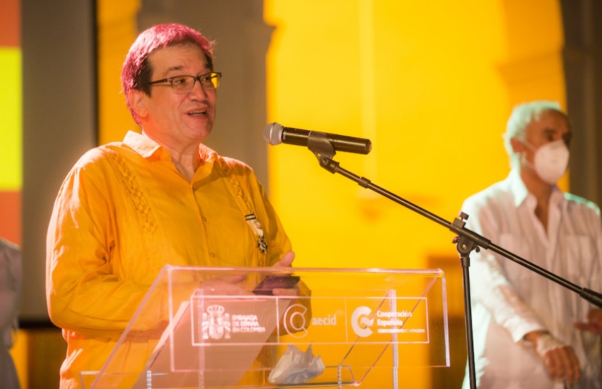 Jaime Abello Banfi tras recibir la Orden de Isabel la Católica. Foto: Rafael Bossio / Fundación Gabo.