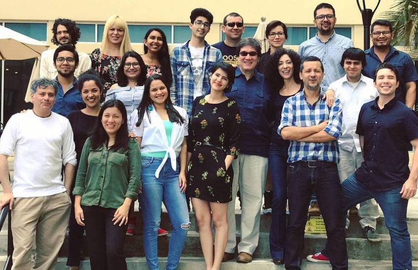 Leila Guerriero, junto a los alumnos del último taller que dictó para la Fundación Gabo, en 2017. 