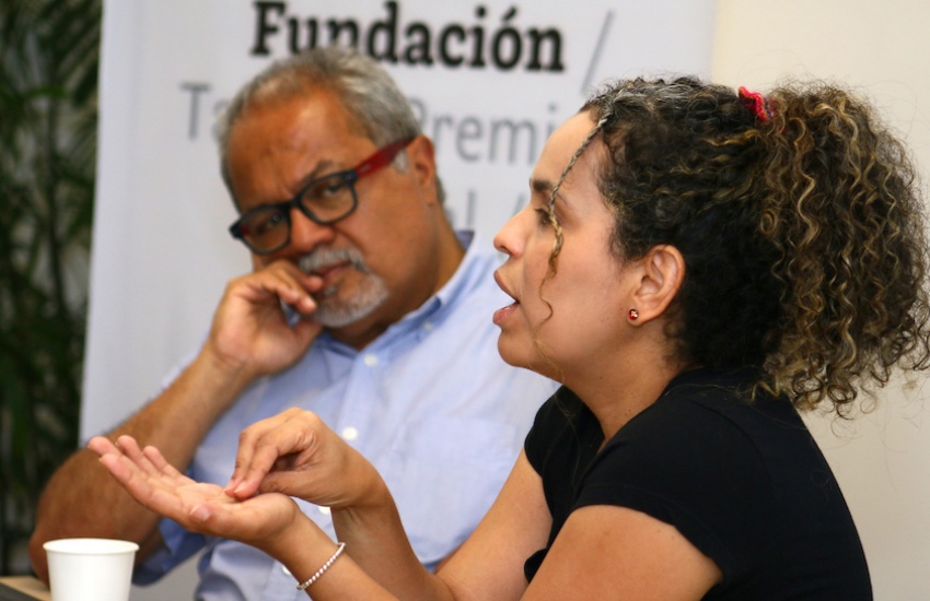 Tulio Hernández y Ginna Morelo durante un taller en 2019. Foto Archivo Fundación Gabo.