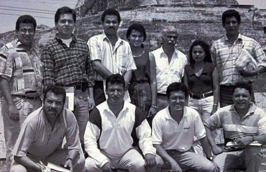 Germán Castro Caycedo y sus alumnos de la Fundación Gabo, en la terraza de El Universal.