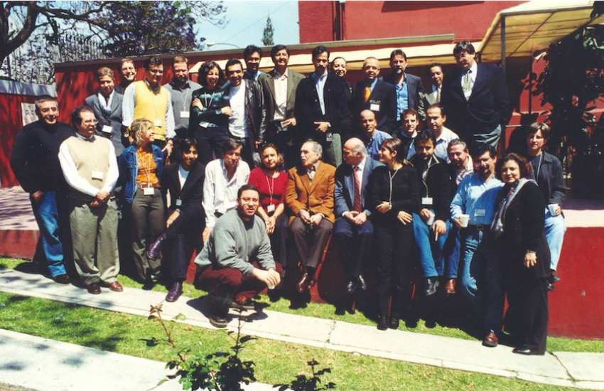 Kapuściński y Gabo, junto a los estudiantes del taller en Ciudad de México, en 2001.